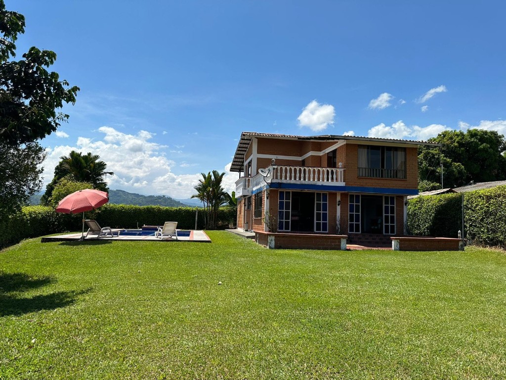 Casa campestre de Finca Villa Mariposa con jardín y piscina