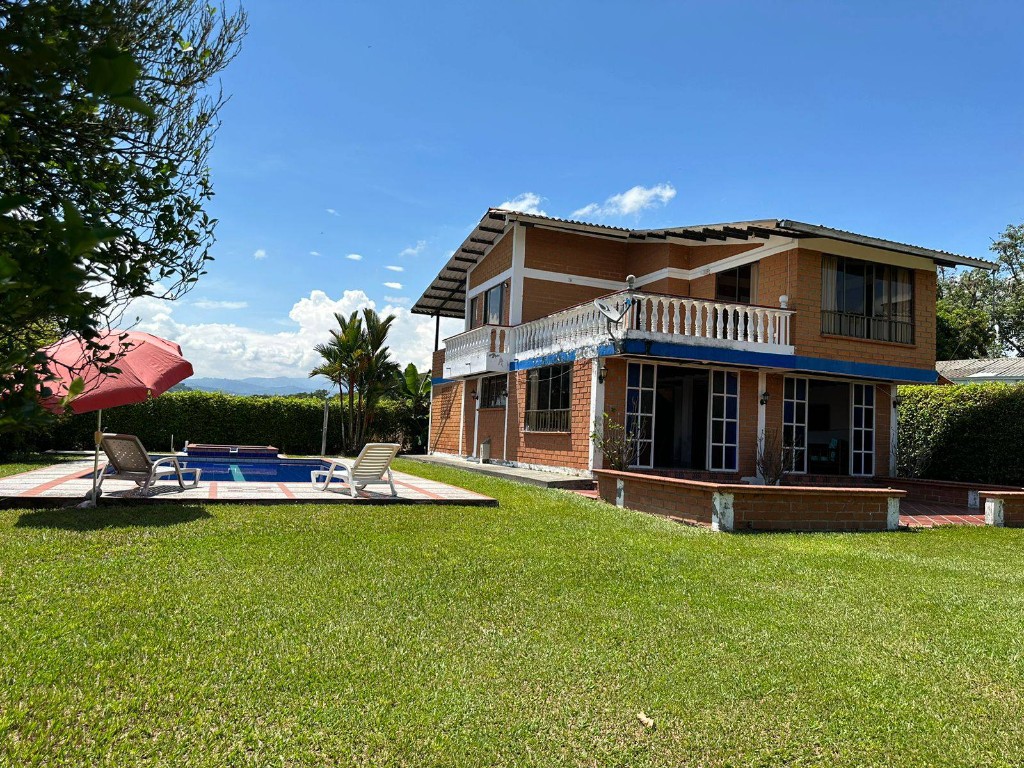Vista lateral de la finca con piscina y jardín